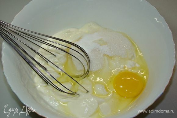 Пока творожный слой запекается, приготовим заливку. Для этого сметану смешаем с яйцами, сахаром и щепоткой ванилина.