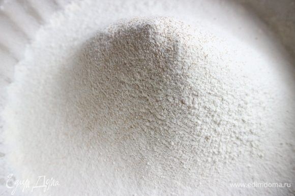 Готовим тесто. Муку просеять, добавить сухие компоненты: сухие дрожжи, сахарный песок, ванильный сахар, соль. Перемешать.