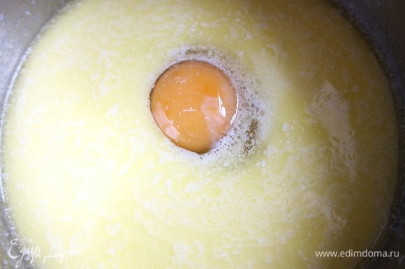 Сливочное масло растопить, снять с огня сотейник с маслом, добавить молоко, сливки (смесь должна быть слегка теплой), добавить яйцо, перемешать. Сливки (100 г) можно заменить на такое же количество молока.
