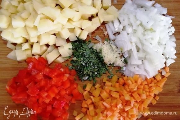 Нарежьте картофель, лук, морковь, перец болгарский (кожицу я всегда снимаю), чеснок натрите на терке.