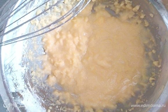 Взбить яйца, сахар, щепотку соли и крахмал. Можно добавить ложечку ванильного экстракта, если имеется. Не прекращая взбивать, влить горячее пюре из ягод.