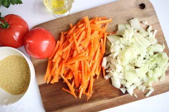 Морковь почистить, нарезать соломкой, оставшуюся луковицу почистить, нарезать кубиками.