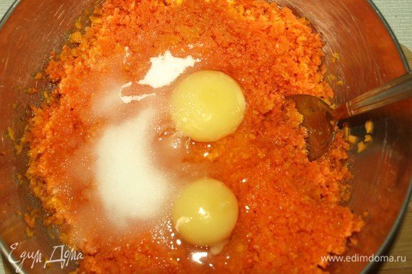Добавить куриные яйца (у меня очень крупные куриные яйца, если яйца мелкие, то добавить 3 яйца). Фруктозу (фруктозу можно заменить сахаром, увеличив его количество по желанию), растительное масло. Все хорошо перемешать.