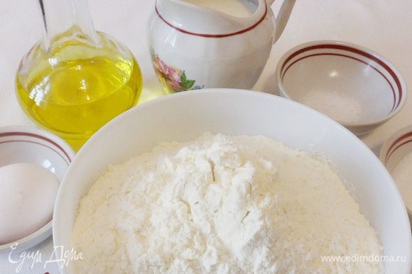 Продукты, необходимые для приготовления дрожжевого теста: мука, молоко, дрожжи, растительное масло, яйцо, соль и сахар.