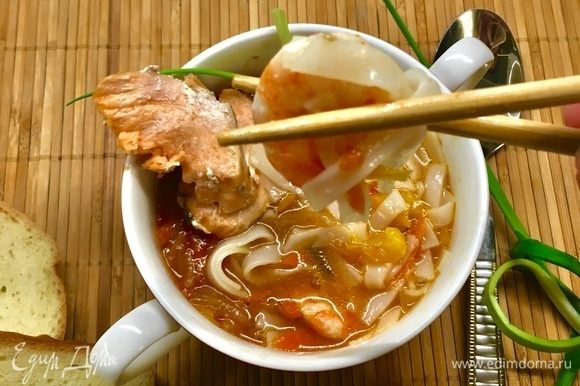 У супа прослеживаются явные азиатские нотки, хотя, если честно, изначально задумывался домашний густой рыбный суп с овощами... Это я к тому, что суп можно есть палочками, а доедать ложкой) Так у нас, собственно, и было! Но суп получился очень вкусный, честное слово!
