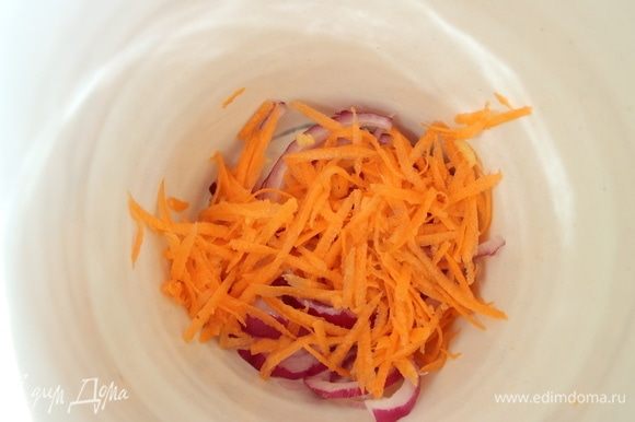 Уложить слоями в керамическую или глиняную посуду. Сначала лук, затем морковь с хреном и имбирем.