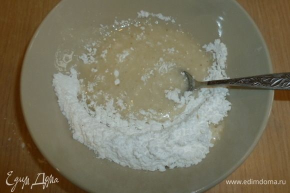 Для глазури просеять сахарную пудру в миску, по чуть-чуть добавлять сок лайма, чтобы получилась довольно густая консистенция.