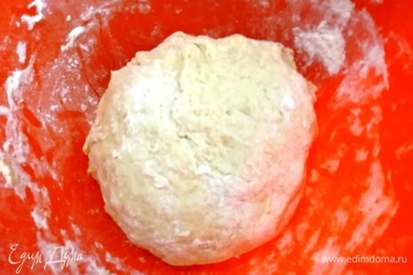 Сформируйте тесто в шар, накройте емкость и оставьте до увеличения теста в 2 раза. На кефире тесто быстро подходит, у меня за 30 минут.