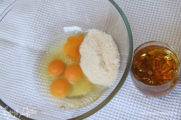 Яйца взбить с сахарным песком до растворения сахара, добавить пиво.