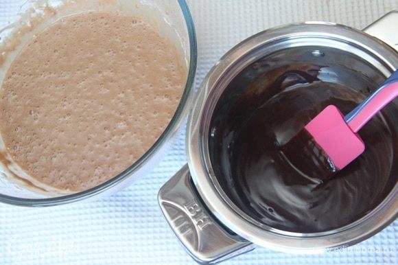 Ввести в тесто шоколадную массу, взбить до однородного состояния.