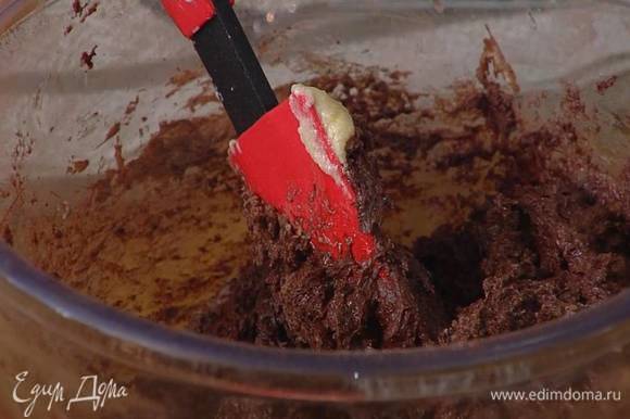 К муке с шоколадом добавить сахарно-сливочную массу и все перемешать.