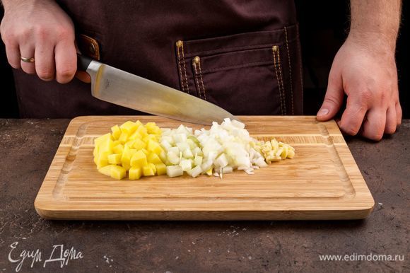 Нарежьте мелко лук и сельдерей, измельчите чеснок. Картофель нарежьте кубиками.
