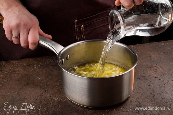 В кастрюле с толстым дном растопите сливочное масло и протушите на нем все нарезанные ингредиенты 5 минут. Добавьте воду. Варите до готовности картофеля.