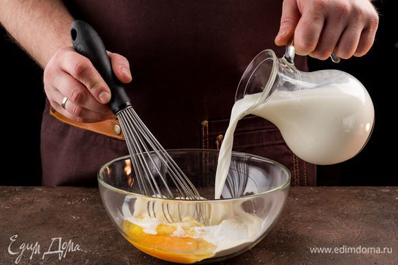 Постоянно помешивая, влейте молоко — тесто должно получиться, как на оладьи.