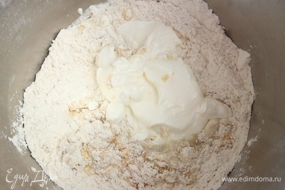 Добавить сахарный песок, ванильный сахар, экстракт ванили, яйцо, сметану и слегка теплое молоко.
