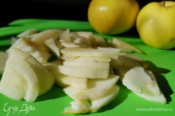 Яблоки почистить, вырезать сердцевину и нарезать на дольки. Делайте дольки средние, чтобы при томлении они не превратились в кашу.