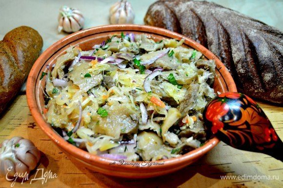 Салат: квашеная капуста, соленые грибы, красный лук, чеснок, подсолнечное масло.