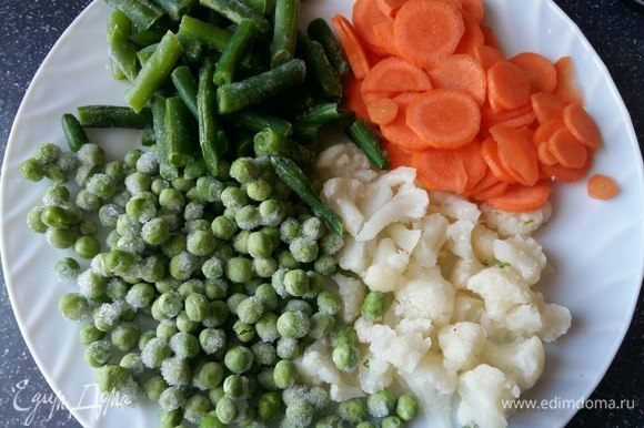 Подготовить овощи для закладки. Зеленый горошек, зеленую стручковую фасоль, цветную капусту и морковь 1шт., нарезанную колечками. Можно, конечно, добавить овощи, которые нравятся вам, просто у нас именно эти овощи всегда есть в доме:)