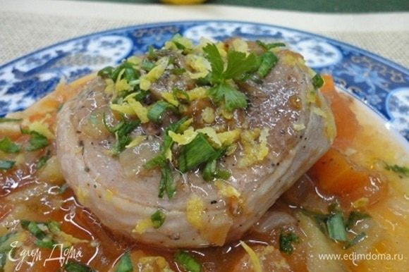 При подаче ломтик мяса выложить на овощи и посыпать гремолатой. При желании можно добавить гарнир из риса или пасты.