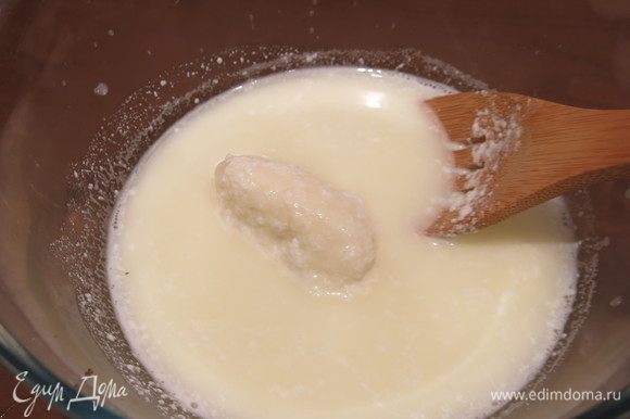 Когда сыр станет мягким, достаем его, кладем в миску и заливаем половником молока. Остальное молоко держим на слабом огне, чтобы не остыло.