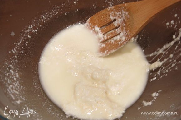 Растираем сыр, сливаем молоко в молоко, которое нагревается, еще раз заливаем сыр, так повторяем четыре раза, менять молоко на теплое нужно, чтобы сыр не твердел. Остатки сыра нарезаем кусочками, кладем в тарелки.
