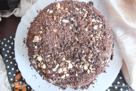 Торт при желании можно полить шоколадной глазурью.