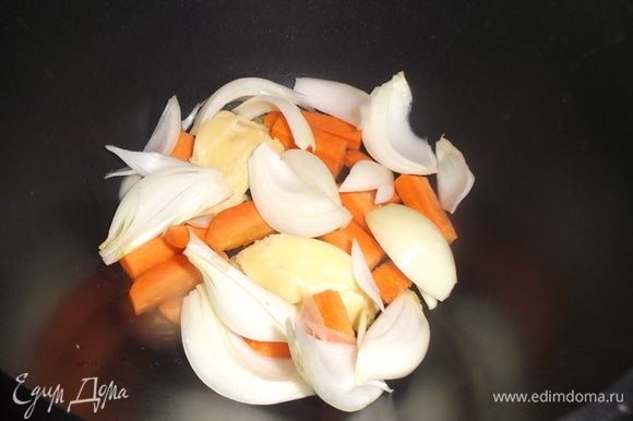 На дно казана или утятницы, положить 2 ст. л топленого масла, положить порезанную морковь, луковицу. Поверх выложить окорочка (порционные кусочки). Посолить, поперчить.