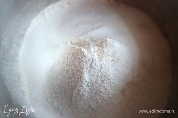 Муку просеять, добавить сахарный песок, дрожжи, соль. Сухие компоненты хорошо перемешать.