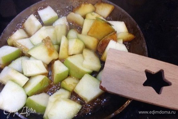 Яблоки также очистить, порезать. На скороводе растопить сахар и выложить яблоки. Очистить от кожуры семена кардамона и растолочь, посыпать яблоки. Готовить 7 минут.