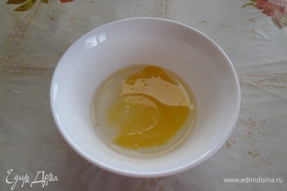 В чашечке смешиваем желток, растительное масло и воду.
