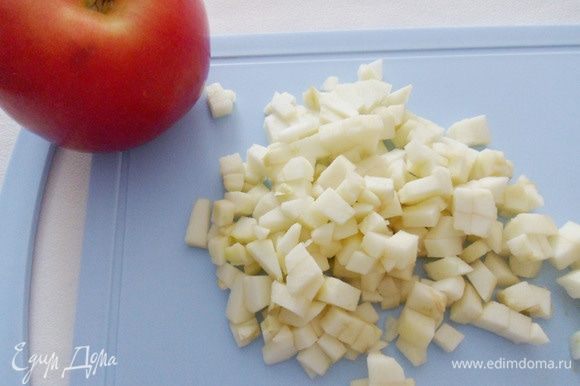 Яблоки (лучше взять сладкие красные) очистить от кожуры и сердцевины и нарезать небольшими кусочками.