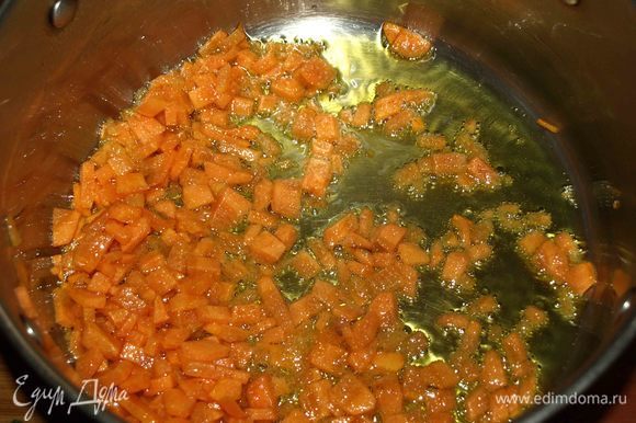 Все овощи очистить. От зелени отделить стебли. Морковь нарезать. В глубокой с толстым дном кастрюле разогреть растительное масло и обжарить морковь в течение 3 минут.