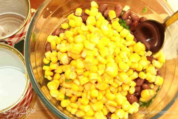 Добавляем кукурузу и фасоль к остальным ингредиентам. При желании можно добавить чеснок.