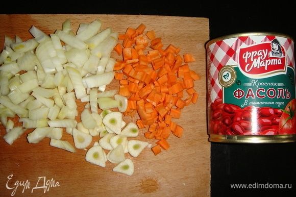 Морковь и лук нарезать кубиками, чеснок — пластинками.