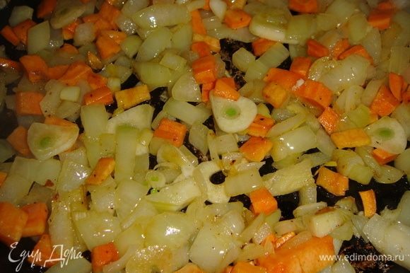 В сковороде растопить оставшееся сливочное масло и слегка обжарить овощи.