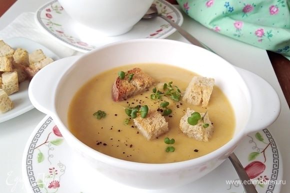 Разлить суп по тарелкам. Посыпать по вкусу перцем и зеленью. Подавать с домашними сухариками.