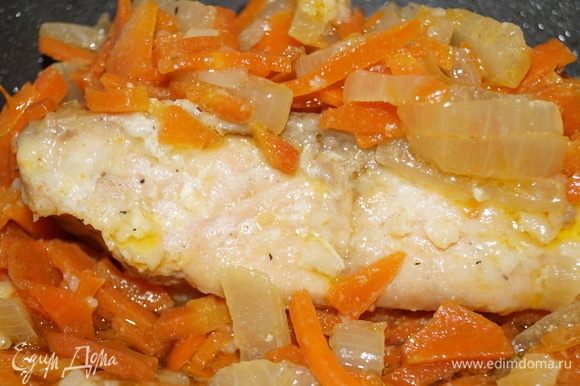 Рыбу можно подать с картофельным пюре или просто с овощами.