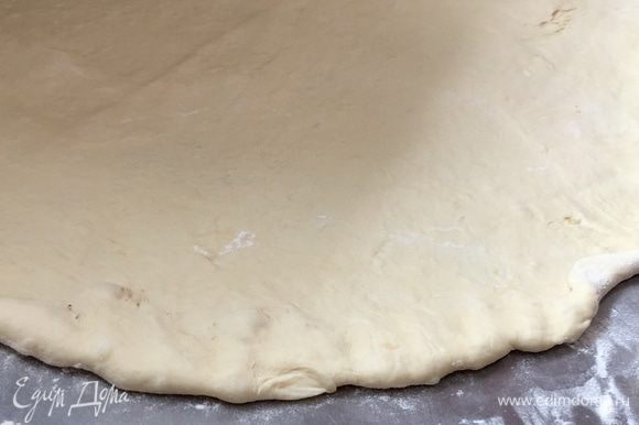 Начинаем раскатывать тесто в пласт-прямоугольник толщиной примерно 0,5 см.