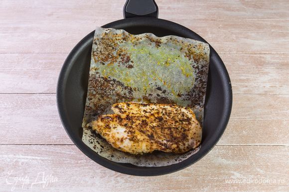 Немного разогрейте сковороду и обжарьте куриное филе в листе для жарки по 5–7 минут с каждой стороны. Масло добавлять не нужно.