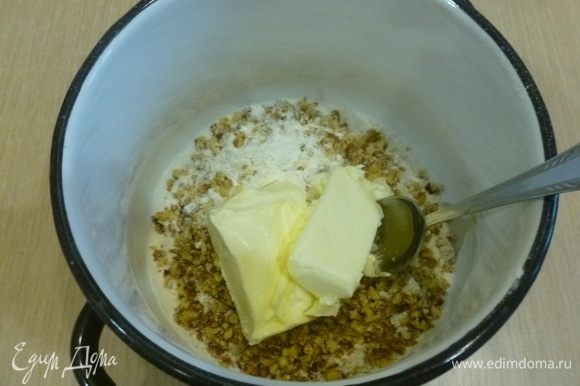 Добавить к орехам просеянную с разрыхлителем муку, сахар и масло. Растереть в крошку.