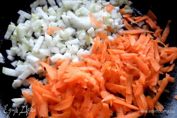 Натереть морковь, нарезать лук.