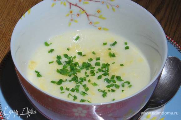 Суп разлить в тарелки, украсить оставшимся сыром и шнитт-луком.