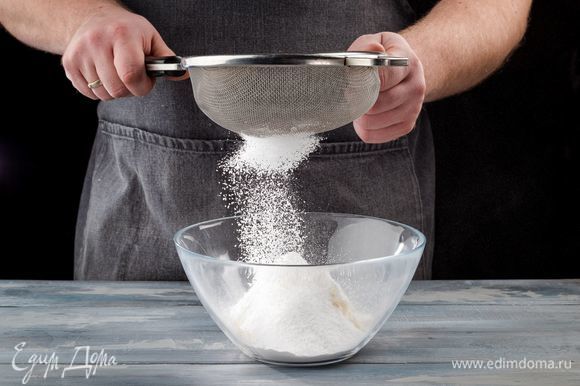 Постепенно добавьте просеянную сахарную пудру, чтобы не было комочков, и тщательно перемешайте крем-глазурь.