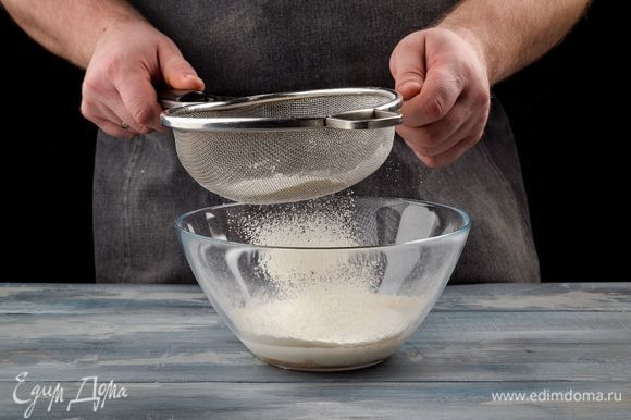 В подошедшую опару добавьте просеянную муку и вымесите мягкое тесто. Вымешивать нужно как минимум 5 минут. Поместите тесто в удобную посуду, накройте и поставьте в теплое место на час.