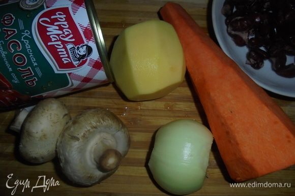 Подготовьте ингредиенты. Морковь, картофель и лук очистите. Шампиньоны вымойте, обсушите.