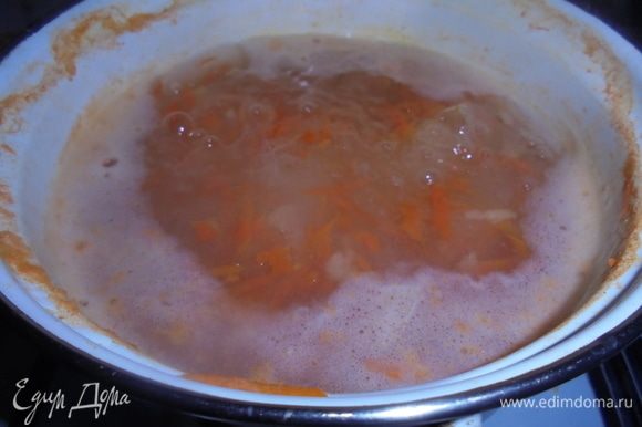 Картофель с морковью выложите в кипящую воду. Варите до полуготовности овощей.