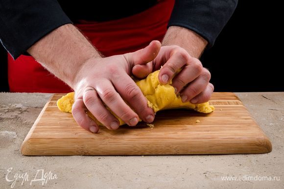Всыпьте оставшуюся муку и замесите тесто руками, пока оно не станет плотным и эластичным. Заверните тесто в пищевую пленку и поставьте на полчаса в холодильник.