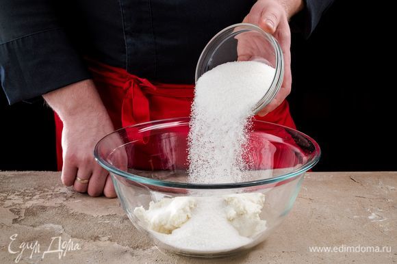 Творог разотрите с сахаром и щепоткой соли.