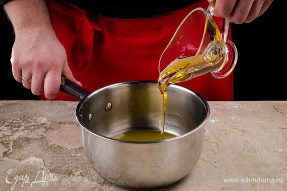 Смешайте растопленное сливочное масло и мед.