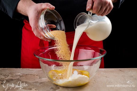 Отделите желтки от белков и смешайте теплое молоко, желтки, растопленное сливочное масло, соль, сахар.
